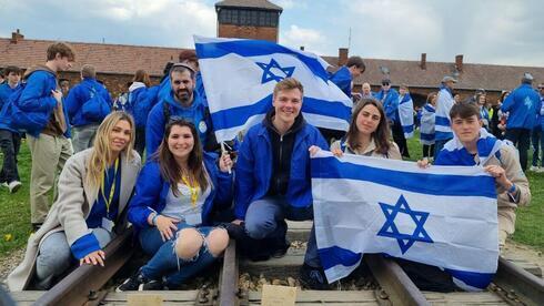 Marcha de los vivos en el antiguo campo de concentración de Auschwitz-Birkenau. 