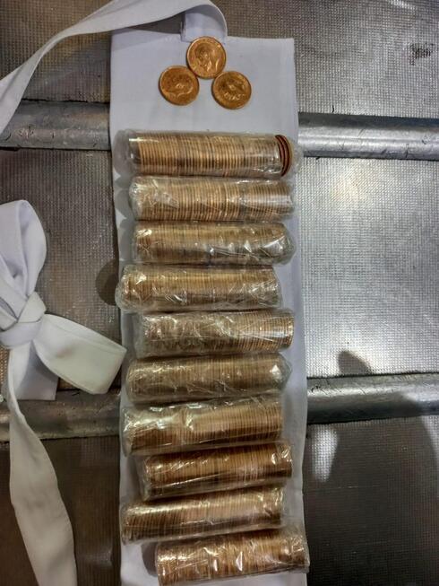 Cientos de monedas de oro escondidas en cinturones abdominales incautados por la aduana israelí. (Aduana de Israel) Cientos de monedas de oro escondidas en cinturones abdominales incautados por la aduana israelí.