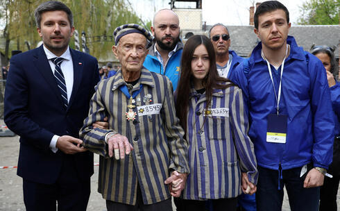 El superviviente del Holocausto Edward Mossberg y su nieta en la Marcha de los Vivos.