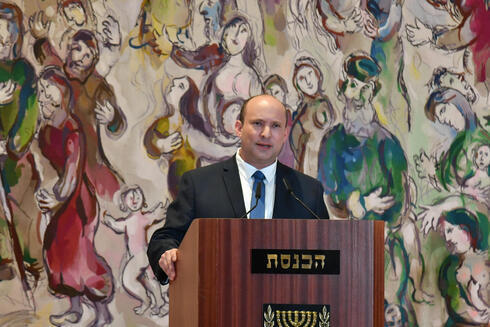 El primer ministro Naftalí Bennett habla en la ceremonia anual "Todo hombre tiene un nombre”. (Yoav Dudkevitch) El primer ministro Naftalí Bennett habla en la ceremonia anual "Todo hombre tiene un nombre”.