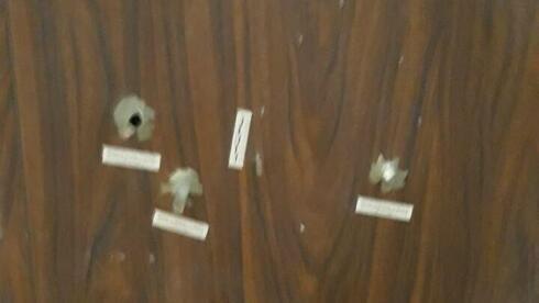 Los agujeros de bala en la puerta. 