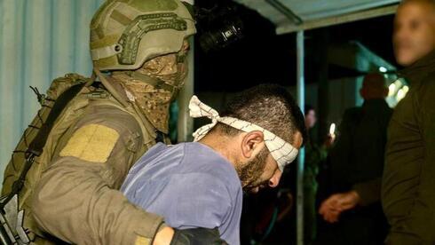 Las fuerzas de las FDI detienen a un presunto terrorista del atentado de Ariel el sábado. (Portavoz de la FDI) Las fuerzas de las FDI detienen a un presunto terrorista del atentado de Ariel el sábado.