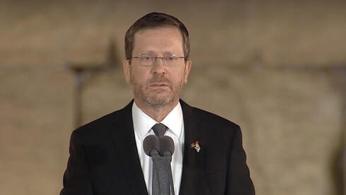 El presidente Issac Herzog habla en la ceremonia de inicio del Día de la Memoria, este martes.