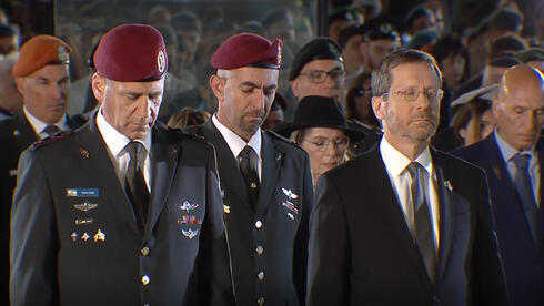 El presidente Issac Herzog y el jefe de gabinete Aviv Kochavi guardan silencio al inicio de los actos del Día de la Memoria.