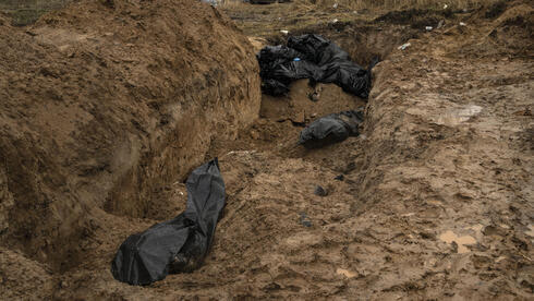 Los cuerpos yacen en una fosa común poco profunda en Bucha.