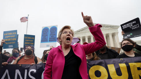 La senadora Elizabeth Warren protesta frente al Tribunal Supremo.