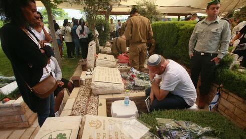 Conmemoración por el Día de los Caídos en un cementerio en Ashdod. 