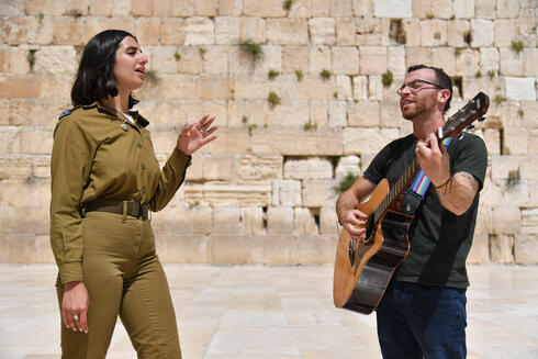 Una soldada de las FDI y su duo tocan en la plaza del Muro Occidental, Jerusalem. (Yoav Dudkevitch) Una soldada de las FDI y su duo tocan en la plaza del Muro Occidental, Jerusalem.