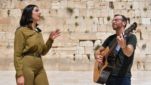 Una soldada de las FDI y su duo tocan en la plaza del Muro Occidental, Jerusalem. 
