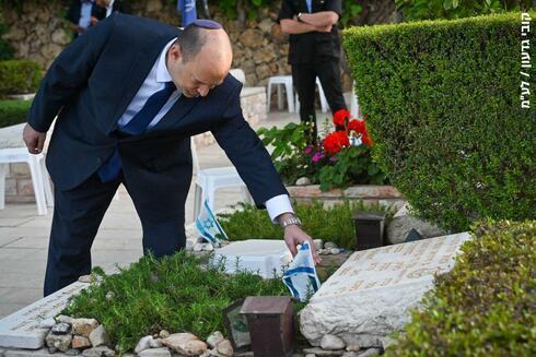 Primer ministro Naftalí Bennett en el cementerio militar Monte Herzl. 