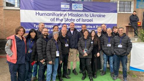 El actor Liev Schreiber, en el centro, visitando el hospital de campaña de Israel en Mostyska, Ucrania.