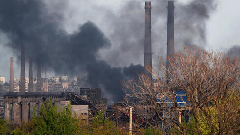 Incendio en la planta siderúrgica de Azovstal en Mariupol. 