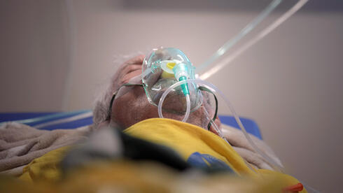 Un paciente con COVID en un respirador en Rumanía el año pasado.