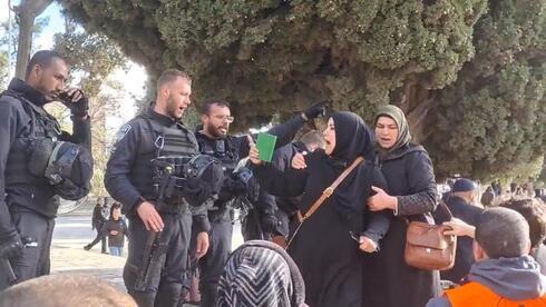 Discusiones entre mujeres musulmanas y policías israelíes en el Monte del Templo de Jerusalem. 