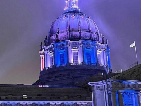 Ayuntamiento de San Francisco, iluminado azul y blanco. 
