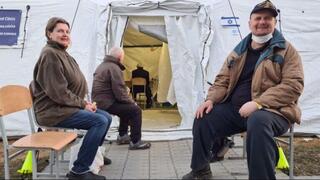 Pacientes esperando fuera del hospital de campaña israelí Shining Star en Ucrania.