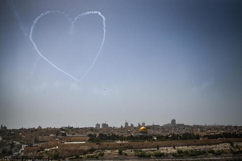 Con sus acrobacias, los pilotos israelíes dibujaron un corazón en el cielo de Jerusalem. (Alex Kolomviski) Yom Haatzmaut Jerusalem Corazon