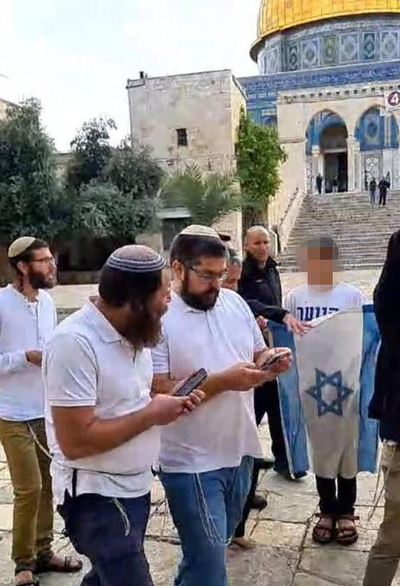 Judíos israelíes en el Monte del Templo con la bandera de Israel. 