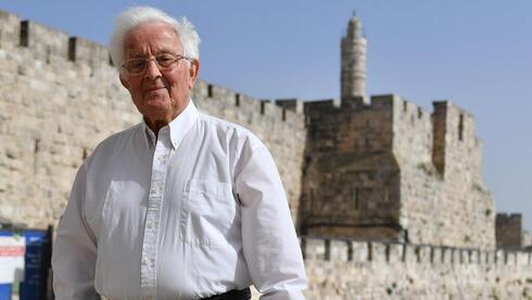 Moshe Yair en la Puerta de Jaffa, en donde comenzó una historia que conoció un siglo después. 