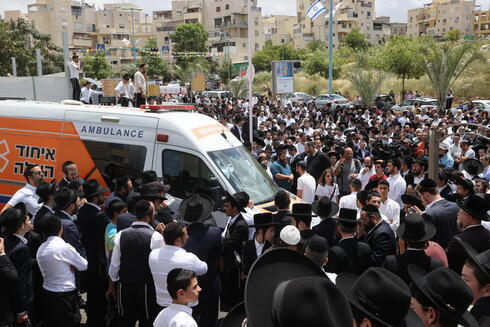 Procesión fúnebre de Yonatan Havakuk en Elad.