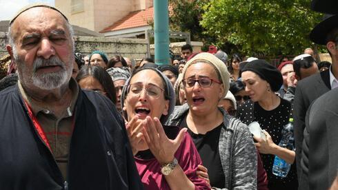 Los dolientes lloran en el funeral de Boaz Gol, víctima del terrorismo en Elad,