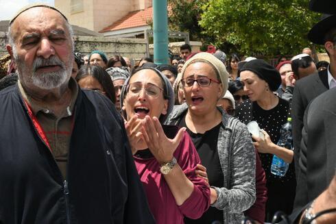Los dolientes lloran en el funeral de Boaz Gol, víctima del terrorismo en Elad. 