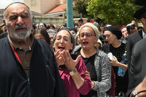Los dolientes lloran en el funeral de Boaz Gol, víctima del terrorismo en Elad. (Yuval Cohen) Los dolientes lloran en el funeral de Boaz Gol, víctima del terrorismo en Elad,