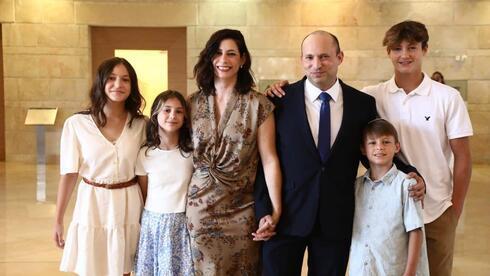 Primer Ministro Naftalí Bennett, junto a su esposa Gilat e hijos. 