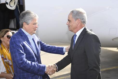 Guillermo Lasso, presidente de Ecuador, junto a Jonathan Peled, diplomático israelí.