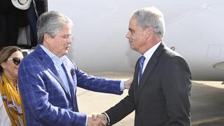 Guillermo Lasso, presidente de Ecuador, junto a Jonathan Peled, diplomático israelí.