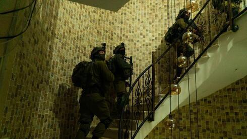 Las fuerzas de seguridad israelíes durante la incursión en la aldea de Rumana.