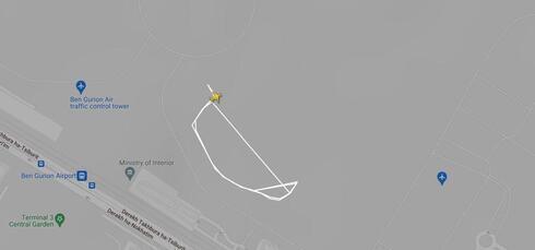 Rastreador GPS que muestra el vuelo que regresa a la terminal en el aeropuerto Ben Gurion. 
