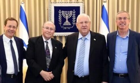 De izquierda a derecha: el presidente Isaac Herzog, el ex juez del Tribunal Supremo Elyakim Rubinstein, el ex presidente Reuven Rivlin y el embajador entrante en Estados Unidos Mike Herzog.