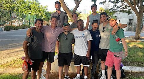 Jared Armstrong (centro) con otros participantes en un viaje de Birthright a Israel en 2021. (Cortesía) Jared Armstrong (centro) con otros participantes en un viaje de Birthright a Israel en 2021.