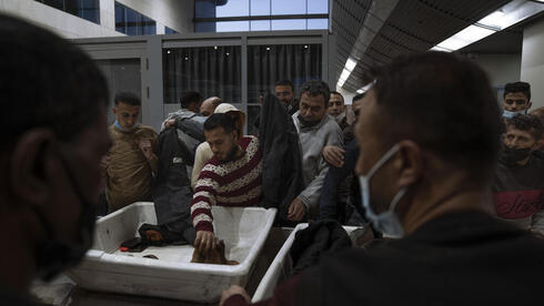 Palestinos cruzando la frontera para trabajar en Israel. 