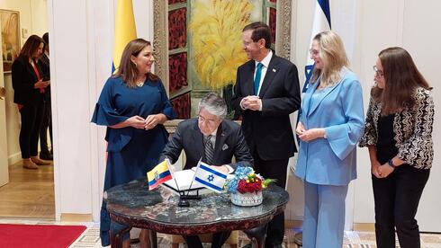 Guillermo Lasso y su esposa son recibidos con honores por Isaac Herzog, presidente de Israel. (Cortesía) Guillermo Lasso y su esposa son recibidos con honores por Isaac Herzog, presidente de Israel.