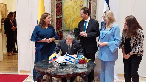 Guillermo Lasso y su esposa son recibidos con honores por Isaac Herzog, presidente de Israel.