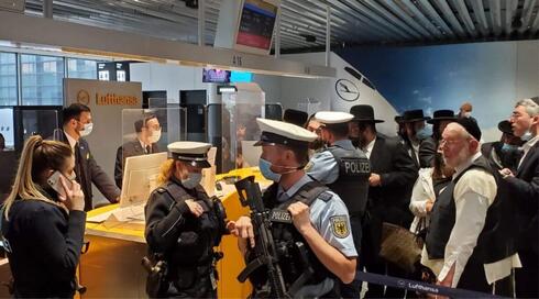 Los pasajeros judíos fueron recibidos por la policía a su llegada a Frankfurt.