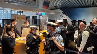Los pasajeros judíos fueron recibidos por la policía a su llegada a Frankfurt.