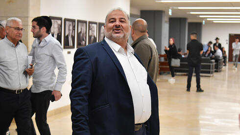 El líder del partido Ra'am, Mansour Abbas, después de anunciar que su partido seguirá siendo parte de la coalición el miércoles. (Yoav Dudkevitch) El líder del partido Ra'am, Mansour Abbas, después de anunciar que su partido seguirá siendo parte de la coalición el miércoles.