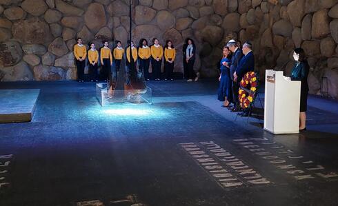 Guillermo Lasso, presidente de Ecuador, y su esposa, visitan el museo de la Shoá.