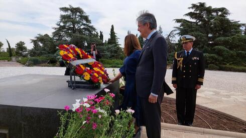 Guillermo Lasso, presidente de Ecuador, y su esposa, visitan el Monte Herzl. 