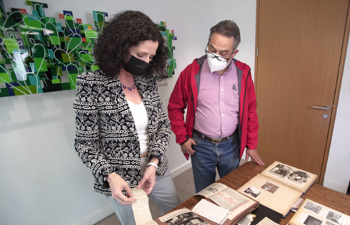 La embajadora de Israel en Chile, Marina Rosenberg, revisa archivo familiar con Daniel, hijo de Benjamín Teplizky. 