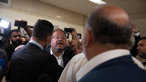 El legislador de extrema derecha Itamar Ben Gvir interrumpe la conferencia de prensa del partido Ra'am en la Knesset el miércoles. (Yoav Dudkevitch) El legislador de extrema derecha Itamar Ben Gvir interrumpe la conferencia de prensa del partido Ra'am en la Knesset el miércoles.