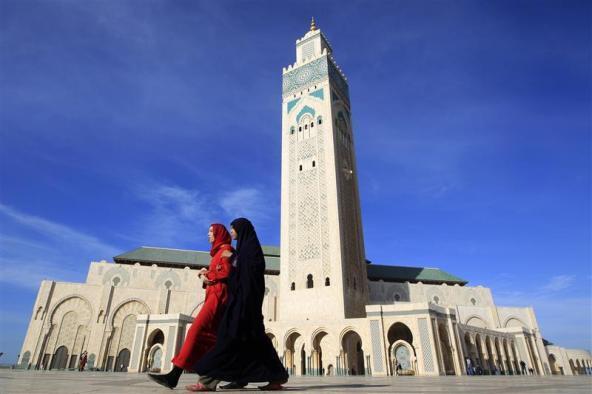 Mujeres musulmanas caminan junto a una mezquita en Rabat, Marruecos.