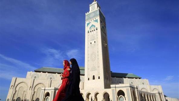 Mujeres musulmanas caminan junto a una mezquita en Rabat, Marruecos.