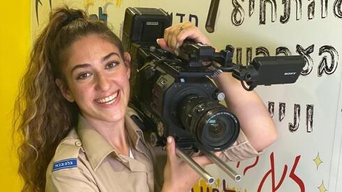 Shalmor Bitton, la camarógrafa de las FDI que sentó el precedente para este cambio en la indumentaria militar. (Ynet) Mujer FDI