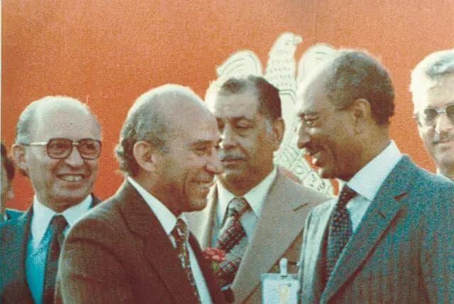 Nessim Gaon (c) junto al sexto primer ministro de Israel, Menachem Begin (izq.) y el ex presidente egipcio Anwar Sadat (der). 