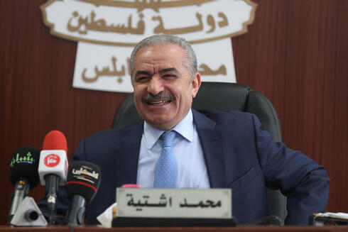 El primer ministro palestino, Mohammad Shtayyeh, durante la reunión del gabinete celebrada en Naplusa.