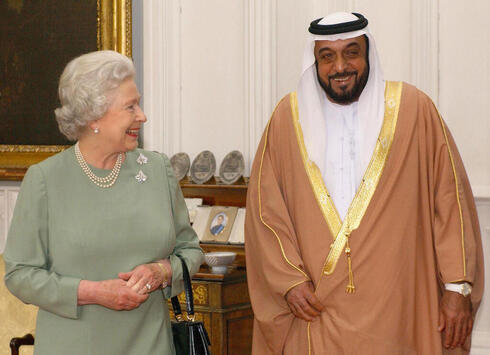 Khalifa Bin Zayed Al Nahayan junto a la Reina Isabel en el año 2003. 